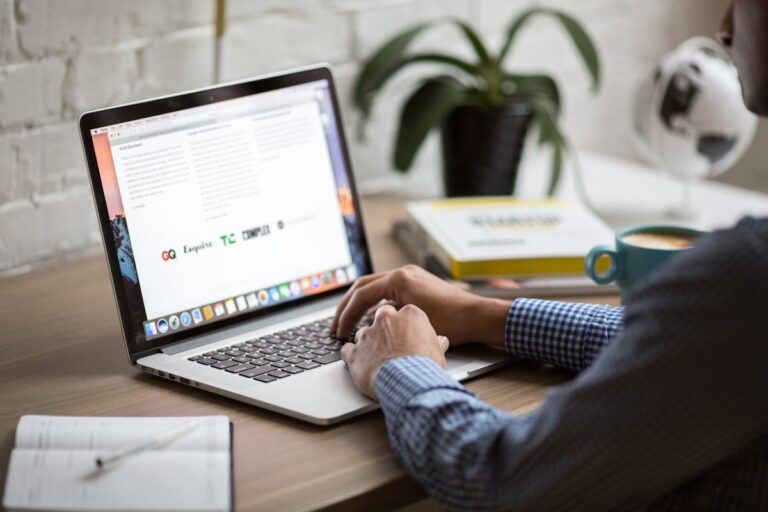 Gros plan sur des mains qui tapent au clavier
